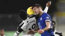 Penyerang Fulham, Ademola Lookman dan bek Chelsea, Cesar Azpilicueta berebut bola pada lanjutan Liga Inggris yang berlangsung di Craven Tottage pada Minggu (17/1/2021) dini hari WIB. Chelsea berhasil meraih kemenangan 1-0 atas Fulham lewat gol tunggal Mason Mount. (Mike Hewitt/Pool via AP)