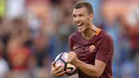 Striker AS Roma, Edin Dzeko, merayakan gol yang dicetaknya ke gawamh Udinese pada laga Serie A di Stadion Olympic, Italia, Sabtu (20/8/2016). (AFP/Filippo Monteforte)