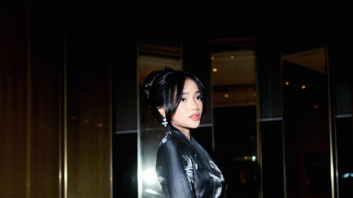 Pesona Woman in Black Fuji Utami yang Go Public dengan Rakin Khas, Padukan Wastra dengan Tas Dior