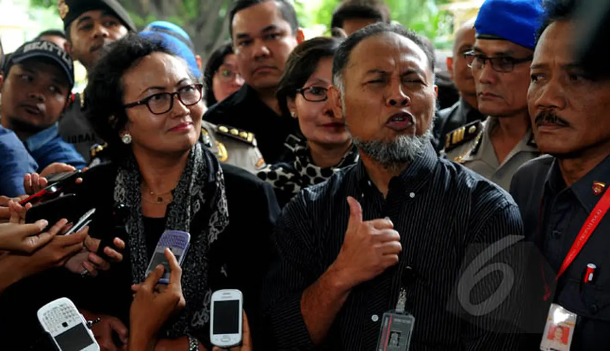 Wakil Ketua KPK, Bambang Widjojanto didampingi tim kuasa hukumnya saat menjawab pertanyaan wartawan di Bareskrim Mabes Polri, Jakarta, Selasa (3/2/2015). (Liputan6.com/Johan Tallo)