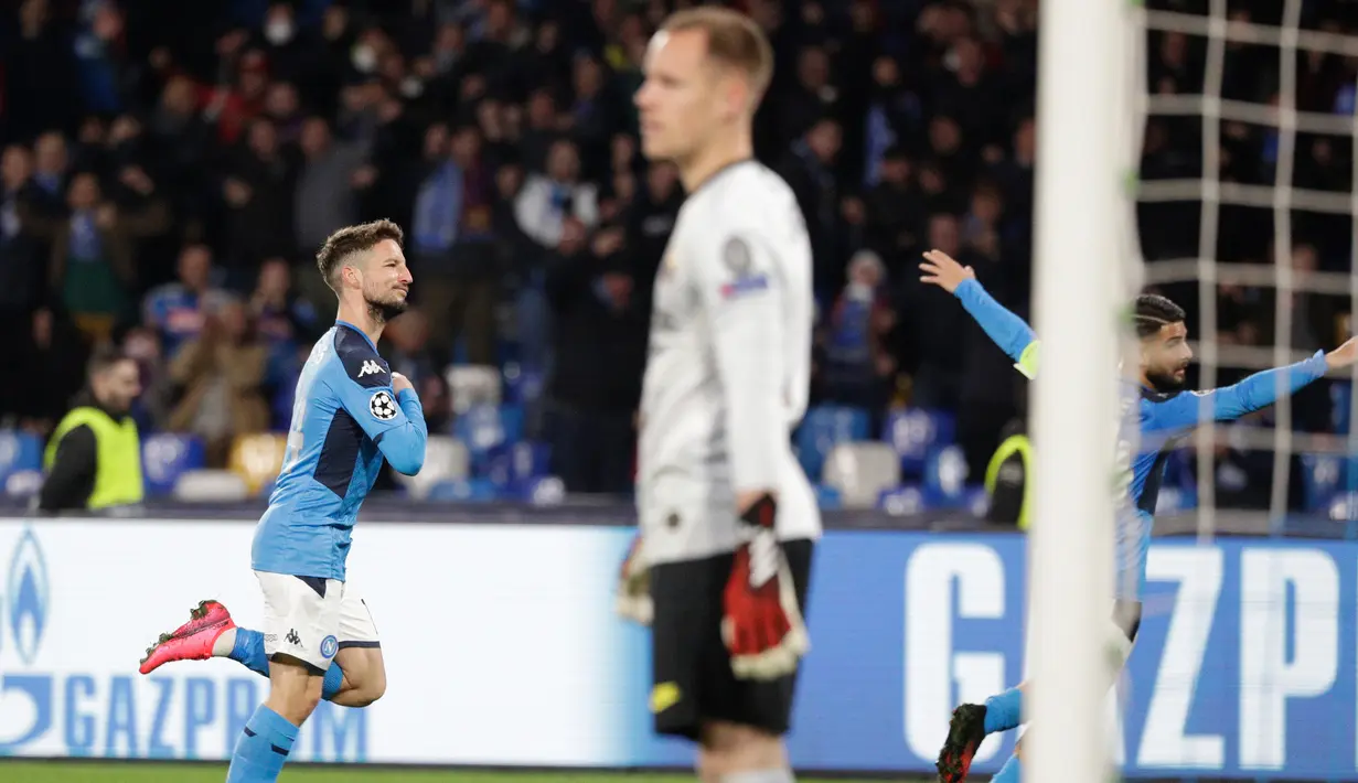 Pemain Napoli Dries Mertens (kiri) melakukan selebrasi usai mencetak gol ke gawang Barcelona pada pertandingan babak 16 besar Liga Champions di San Paolo Stadium, Naples, Italia, Selasa (25/2/2020). Pertandingan berakhir dengan skor 1-1. (Alfredo Falcone/Andrew Medichini)