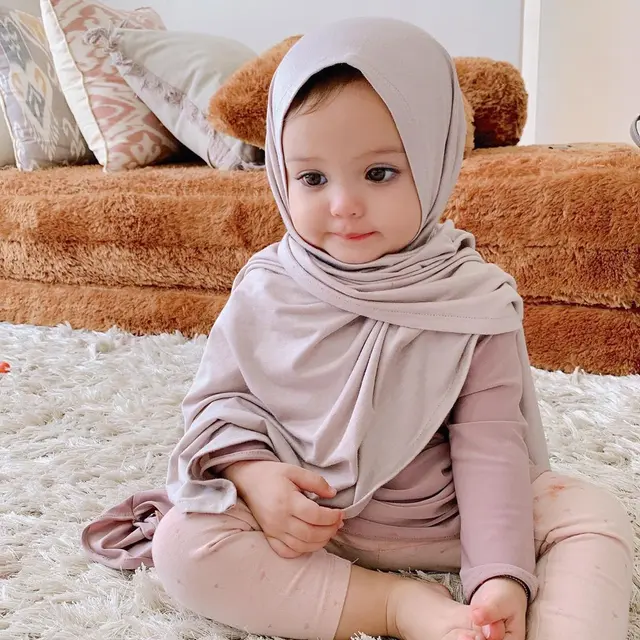 6 Potret Bayi Seleb Pakai Hijab, Sukses Bikin Gemas