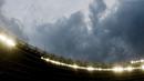 Penampakan awan gelap menggelayut di atas langit Stadion Utama Gelora Bung Karno (SUGBK), Jakarta, Kamis (29/12/2022) saat pertandingan Timnas Indonesia melawan Thailand pada laga Piala AFF 2022. (Bola.com/M Iqbal Ichsan)