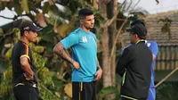 Bek impor Arema FC, Arthur Cunha diragukan bisa tampil saat meladeni Mitra Kukar pada pekan ke-8 Liga 1 2017, akhir pekan ini. (Bola.com/Iwan Setiawan)