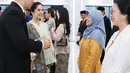 Sebagai bawahan dan selendang bahu, Annisa Pohan kenakan kain batik biru keabuan bernuansa pastel [@annisayudhoyono]