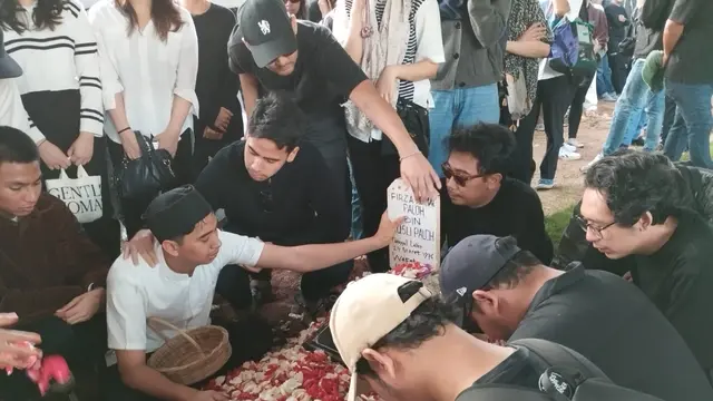 Pemakaman Ade Paloh vokalis Sore Band di TPU Pondok Ranggon, Jakarta Timur