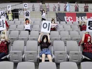 Sejumlah boneka menghiasi tribun penonton saat pertandingan FC Seoul Kontra Gwangju FC di Seoul World Cup Minggu (17/5/2020). FC Seoul menempatkan boneka untuk menghidupkan atmosfer pertandingan. (AP/Ryu Young-suk)