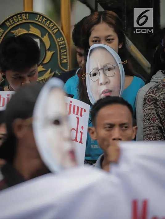 Massa Gerbang (Gerakan Anak Bangsa) mengenakan topeng bergambar  Ratna Sarumpaet  saat unjuk rasa di depan PN Jakarta Selatan, Selasa (19/3). Mereka meminta Ratna Sarumpaet membongkar aktor intelektual dalam penyebaran hoaks. (Liputan6.com/Faizal Fanani)