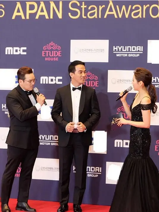 Selain menerima penghargaan, pemeran dalam Star Trek Beyond dan Fast and Furious 6 itu juga berkesempatan menghibur pengunjung. Ia nyanyi kolaborasi dengan penyanyi solo Eru. (Instagram/joe_taslim)