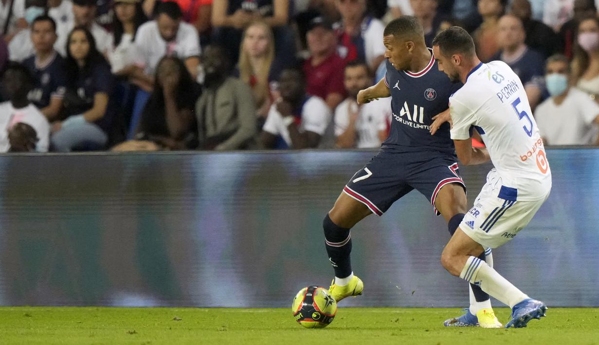 Penyerang Paris Saint-Germain (PSG) Kylian Mbappe dan bek Strasbourg Lucas Perrin berebut bola pada laga pekan kedua Liga Prancis di Stadion Parc des Princes, Minggu (15/8/2021) dini hari WIB. PSG membekuk tamunya Strasbourg dengan skor 4-2. (AP Photo/Francois Mori)