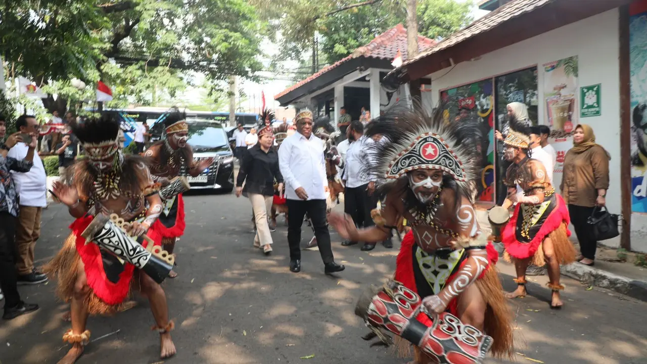 Wamendagri John Wempi Wetipo menerima rekomendasi Gerindra sebagai Cagub Papua Tengah. (Istimewa)
