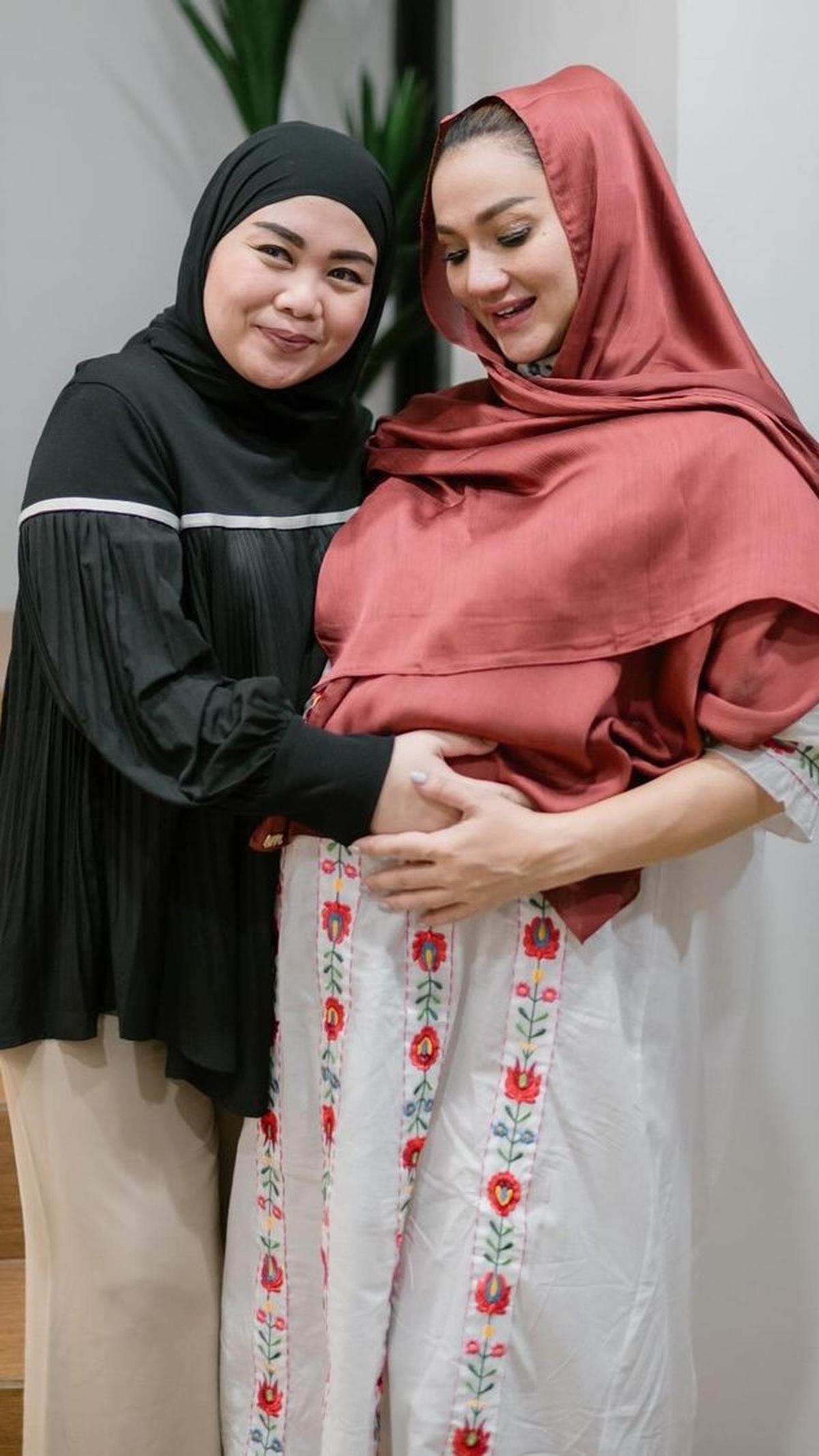 Dalam tasyakuran kehamilannya, Tengku Dewi merasa sangat bersyukur ditemani oleh orang-orang terdekat.&nbsp;