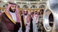 Putra Mahkota Arab Saudi Mohammed bin Salman mendekati Hajar Aswad saat meninjau Masjidil Haram di Mekah, Arab Saudi, Selasa (12/2). Kerajaan Arab Saudi berencana memperluas Masjidil Haram. (BANDAR AL-JALOUD/SAUDI ROYAL PALACE/AFP)
