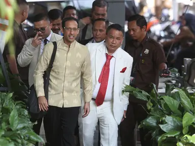 Mantan Menteri Pendidikan, Kebudayaan, Riset, dan Teknologi (Mendikbudristek) Nadiem Anwar Makarim (kiri depan) sesaat akan memasuki gedung Merah Putih Komisi Pemberantasan Korupsi (KPK), Jakarta, Kamis (7/8/2025). (merdeka.com/Arie Basuki)