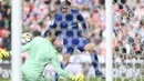 Proses terjadinya gol oleh striker Chelsea, Alvaro Morata, ke gawang Stoke City pada laga Premier League, di Stadion Bet365, Sabtu (23/9/2017). Chelsea menang 4-0 atas Stoke City. (AP/Nigel French)