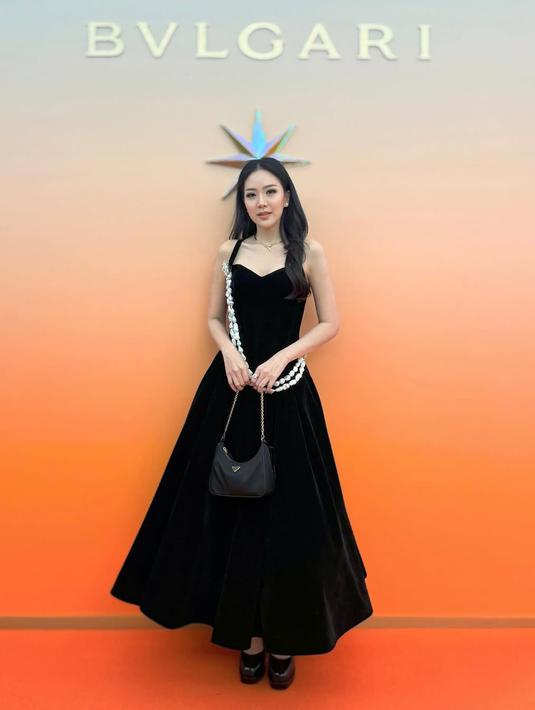 Pada kesempatan lain, Agnes mengenakan outfit serba hitam dengan blazer crop dan rok bertekstur unik. Tas Bvlgari hitam yang dibawanya menambah kesan elegan dan mewah. Dalam acara eksklusif Bvlgari, ia kembali tampil glamor dengan gaun hitam velvet panjang, dipadukan dengan tas Prada yang semakin memperkuat auranya sebagai fashion icon. (Liputan6.com/IG/@agnes_jennifer)