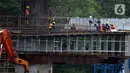 Pekerja melakukan pengerjaan penyelesaian Stasiun LRT di kawasan Dukuh Atas, Jakarta, Kamis (25/6/2020). Pada tahun 2020, Kementerian Pekerjaan Umum dan Perumahan Rakyat (PUPR) menargetkan sertifikasi kepada 113.900 orang tenaga kerja konstruksi. (Liputan6.com/Helmi Fithriansyah)