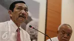 Menko Polhukam Luhut Panjaitan saat jumpa pers pencatutan namanya dalam negosiasi Ketua DPR Setya Novanto-Freeport, di Jakarta, Kamis (19/11). Luhut menyebut kalau dirinya tak tahu menahu dan tak pernah bicara urusan saham. (Liputan6.com/Faizal Fanani)