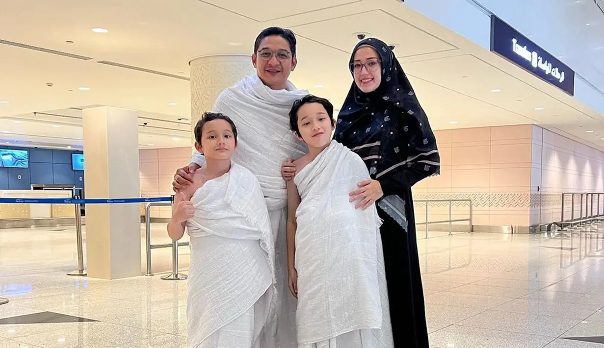 Sejak beberapa waktu terakhir, Pasha Ungu dan keluarganya berada di Tanah Suci untuk menjalani ibadah umrah. Setibanya di Mekkah, mereka langsung mengikuti serangkaian ibadah yang harus dijalani. (Liputan6.com/IG/@adeliapasha)