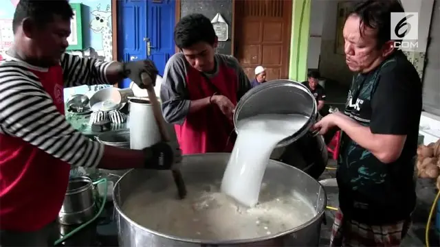 Mesjid Darussalam Kota Surakarta memiliki kebiasaan memasak dan membagaikan bubur samin kepada masyarakat sekitarnya. Tradisi ini sudah berlangsung sejak 1930