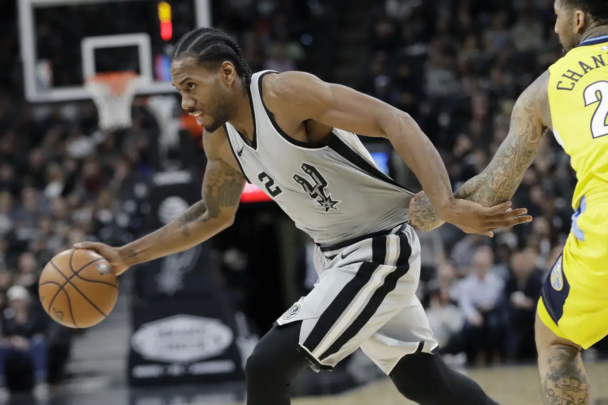 Aksi Kawhi Leonard saat Spurs melawan Nuggets