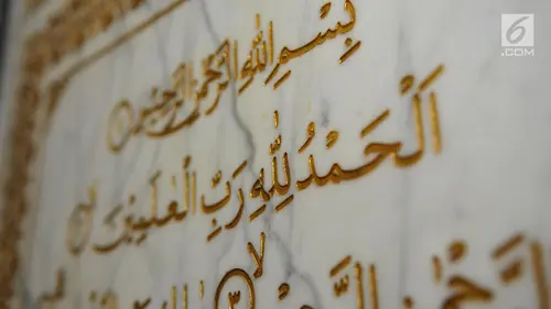 Koleksi mushaf Alquran yang tertulis di batu marmer dipamerkan di Museum Bayt Al-Quran, Jakarta, Minggu (19/5/2019). Bayt Al-Quran menyimpan lebih dari 60 mushaf Alquran kuno yang berasal dari berbagai daerah di Nusantara. (merdeka.com/Iqbal Nugroho)