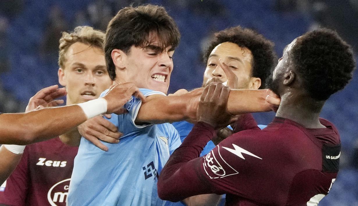 Pemain Lazio, Matteo Cancellieri, bersitegang dengan pemain Salernitana, Boulaye Dia, pada laga Liga Italia di Stadion Olympic, Roma, Minggu (30/10/2022). (AP/Gregorio Borgia)