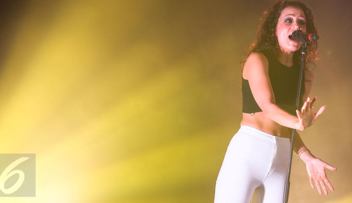 Grup band Clean Bandit tampil dalam konser yang bertajuk "Clean Bandit Live in Jakarta" di Jakarta, Selasa (8/12). Clean Bandit adalah sebuah grup musik elektronik asal Inggris yang dibentuk pada tahun 2009. (Liputan6.com/Faizal Fanani)