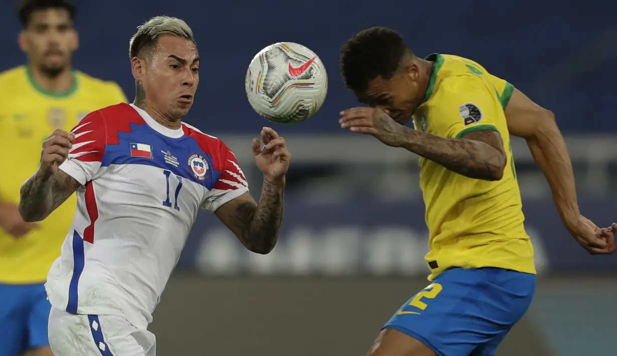 Penyerang timnas Chile, Eduardo Vargas dan bek Brasil, Danilo berebut bola pada perempat final Copa America 2021 di Stadion Nilton Santos, Sabtu (3/7/2021) pagi WIB. Timnas Brasil lolos ke babak semifinal Copa America 2021 berkat kemenangan 1-0 atas Chile. (AP Photo/Silvia Izquierdo)
