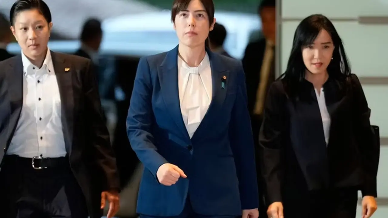 Menteri Keamanan Ekonomi Jepang Kimi Onoda berada di tengah saat berada di Tokyo pada 21 Oktober 2025.