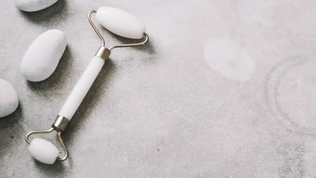 Mampu Meredakan Keriput? Ini yang Sebenarnya Terjadi pada Kulit Saat Menggunakan Jade Roller