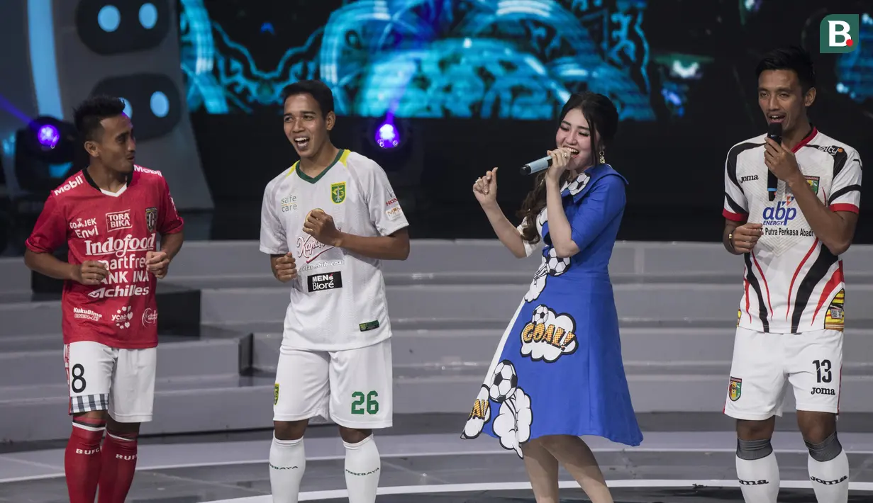Pemain Mitra Kukar, Bayu Pradana duet nyanyi bareng Via Vallen pada acara peluncuran Liga 1 Indonesia di Studio 5 Indosiar, Jakarta, Senin (19/3/2018). Liga 1 nantinya akan diikuti oleh 18 klub. (Bola.com/Vitalis Yogi Trisna)