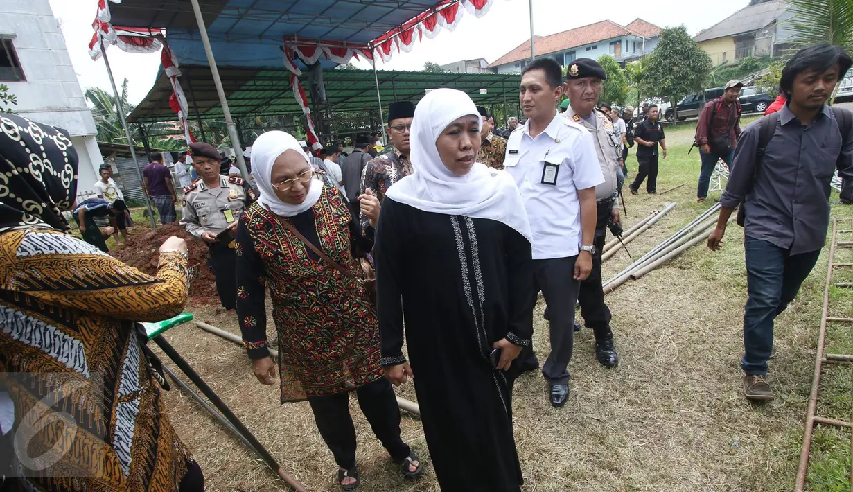 Mensos Khofifah Indar Parawangsa mendatangi rumah duka tokoh PBNU KH Hasyim Muzadi di kompleks Ponpes Al Hikam,  Depok, Kamis (16/3). Khofifah menyampaikan rasa duka yang mendalam atas berpulangnya Hasyim Muzadi. (Liputan6.com/Immanuel Antonius)