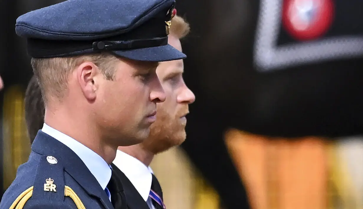 Pangeran Harry dan Pangeran William berjalan di belakang peti mati mendiang Ratu Elizabeth II. (Foto: Justin Tallis/Pool Photo via AP)