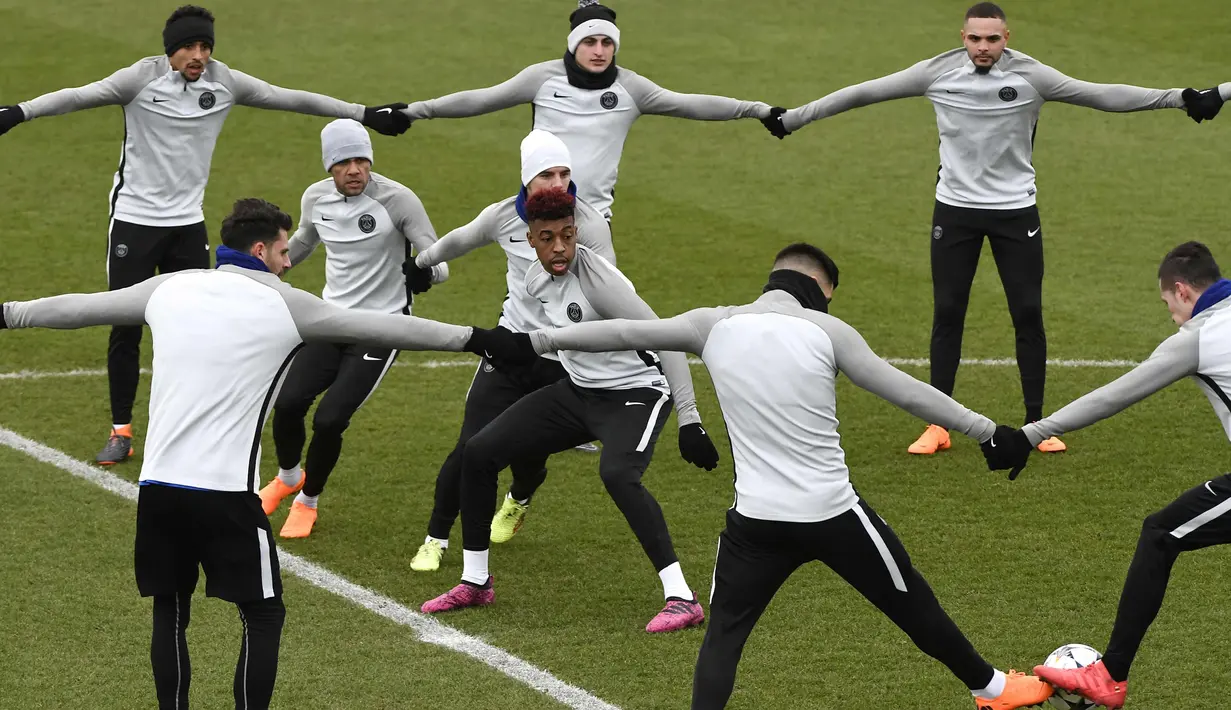 Para pemain PSG saat mengikuti sesi latihan di Saint-Germain-en-Laye, Prancis (13/2). PSG akan bertanding melawan Real Madrid pada babak 16 besar Liga Champions di Stadion Bernabeu, Spanyol. (AFP Photo/Lionel Bonaventure)