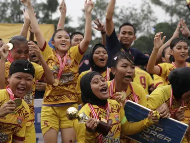 Para pemain Sumatra Selatan merayakan gelar juara Piala Pertiwi setelah mengalahkan Bangka Belitung pada laga final di NYTC Sawangan, Depok, Jumat (3/5). Sumsel menang 2-1 atas Babel. (Bola.com/Vitalis Yogi Trisna)