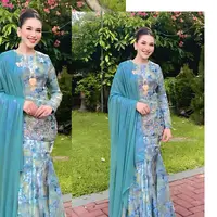 Ayu Ting Ting pernah mengunggah momen kondangan mengenakan baju kurung. Dalam beberapa foto, ia berpose bersama putrinya, Bilqis. [Foto: Instagram/ayutingting92]