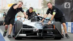 Kru paddock Jaguar TCS Racing mempersiapkan mobil milik Sam Bird jelang ajang balap mobil listrik Formula E, Jakarta E-Prix 2023, di Jakarta International E-Prix Circuit (JIEC), Ancol, Jakarta, Jumat (2/6/2023). (Bola.com/M. Iqbal Ichsan)