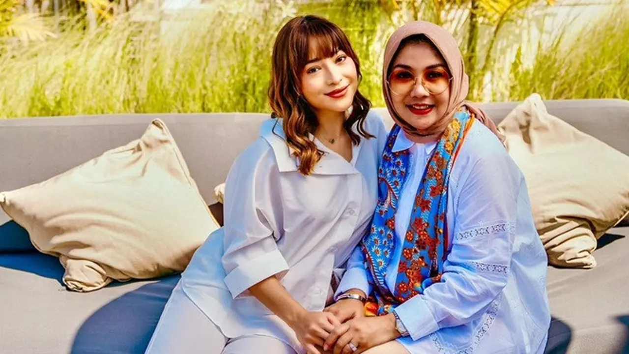 7 Potret Nikita Willy dan Ibunda yang Jarang Tersorot, Kompak Banget