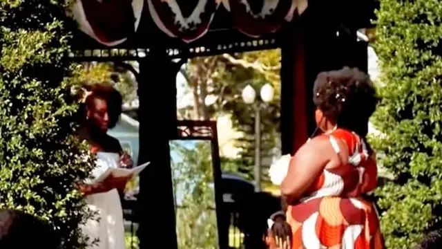 Seorang wanita bernama Danni (30) memutuskan untuk menikahi dirinya sendiri dengan mengucap janji di depan cermin. (Dok: Youtube Dr Phil)