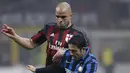 Penyerang Inter Milan, Eder (kanan) berusaha mengontrol bola dari kawalan bek AC Milan, Alex pada lanjutan Serie A Liga Italia di Stadion San Siro, Milan (31/01/2016). AC Milan menang telak atas Inter Milan dengan skor 3-0. (REUTERS/Alessandro Garofalo)
