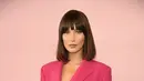 Bella Hadid juga pernah terlihat memiliki gaya poni yang lebih tradisional. Seperti terlihat pada foto ini, seperti mengingatkan kita pada Jess dari New Girl, bukan? Foto: Glamour Magazine.