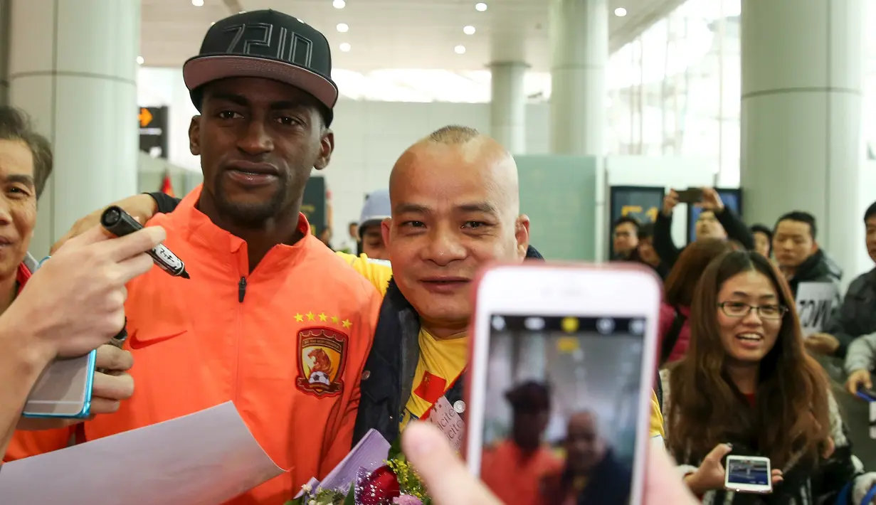 Bintang sepakbola Jackson Martinez saat berpose dengan para fans di bandara, Guangzhou, Cina, (17/2). Liga Super China (CSL) mulai berbenah menjadi kompetisi terbaik di dunia. (REUTERS / Stringer)