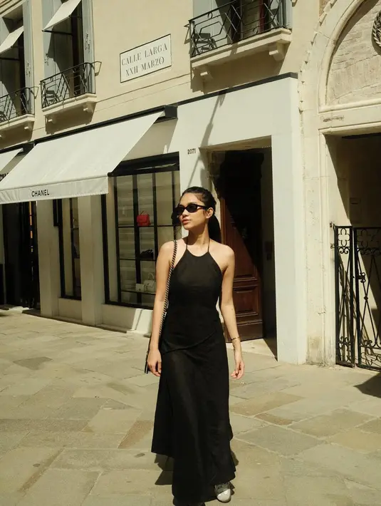 Azizah Salsha tampil cantik elegan pakai dress hitam panjang tanpa lengan dengan detail tali spageti. [Foto: Instagram/azizahsalsha_]