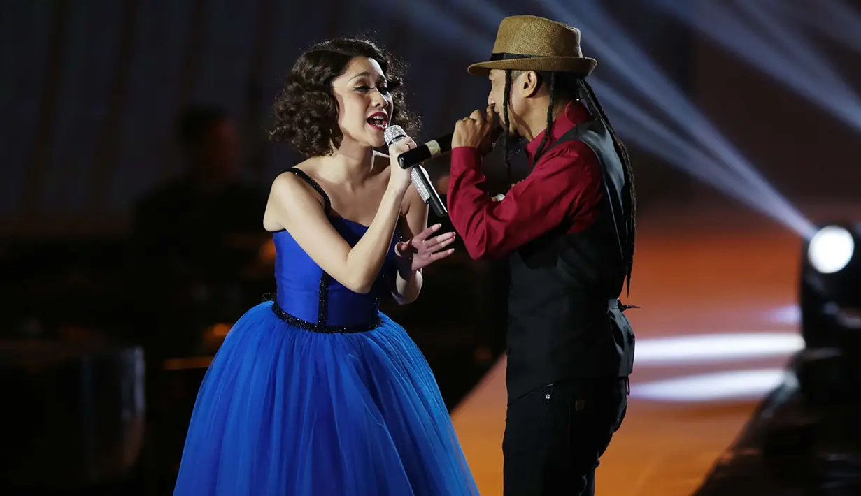 Kehadiran Ariel di atas panggung mengejutkan para penonton yang hadir karena parasnya yang tampan yang tiba-tiba hadir di atas panggung konser It’s Me BCL. Teriakan histeris muncul dari penonton yang hadir saat itu. (Deki Prayoga/Bintang.com)