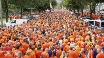 Suporter Timnas Belanda memadati ruas jalan di Hamburg jelang laga Grup D Euro 2024 melawan Polandia di Volksparkstadion, Minggu (16/06/2024). (Bodo Marks/dpa via AP)