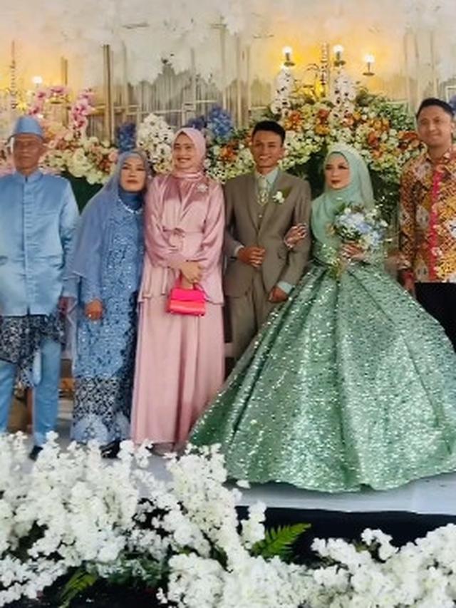 7 Momen Hengky Kurniawan Hadiri Pernikahan Warga, Seru Naik Motor di Jalan Persawahan