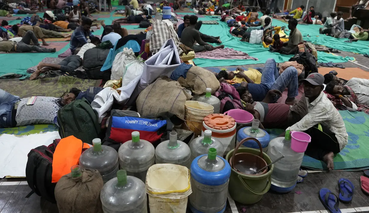 Pihak berwenang pada hari Senin menghentikan kegiatan penangkapan ikan, mengerahkan personel penyelamat dan mengumumkan rencana evakuasi bagi mereka yang berisiko. (AP Photo/Ajit Solanki)