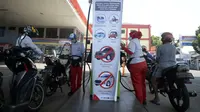 Petugas SPBU mengisi bahan bakar jenis pertalite kepada pengguna sepeda motor di Pamulang, Tangerang Seatan, Banten, Senin (21/9/2020). Pertamina memberi diskon harga BBM jenis pertalite menjadi setara premium khusus bagi pengguna sepeda motor, angkot, taksi, dan bajaj. (merdeka.com/Dwi Narwoko)