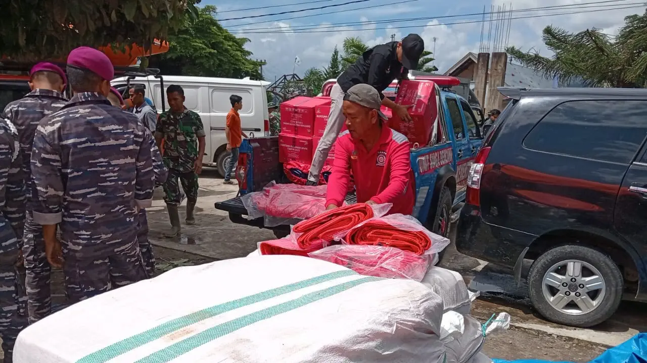 Kemensos memberikan bantuan logistik kepada korban terdampak bencana banjir bandang lahar dingin di Sumatera Barat.